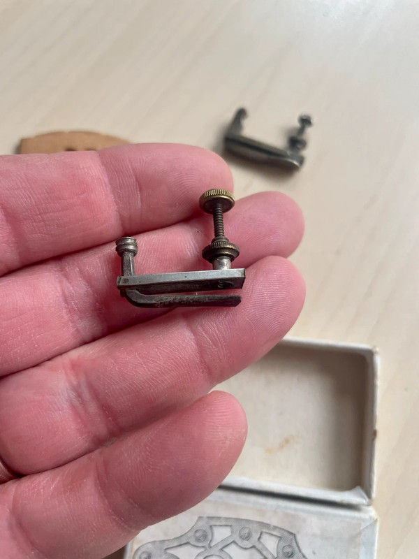 Miniature : Lot d accessoires vintage pour violon comprenant 5 chevalet, 2 tendeurs et une b