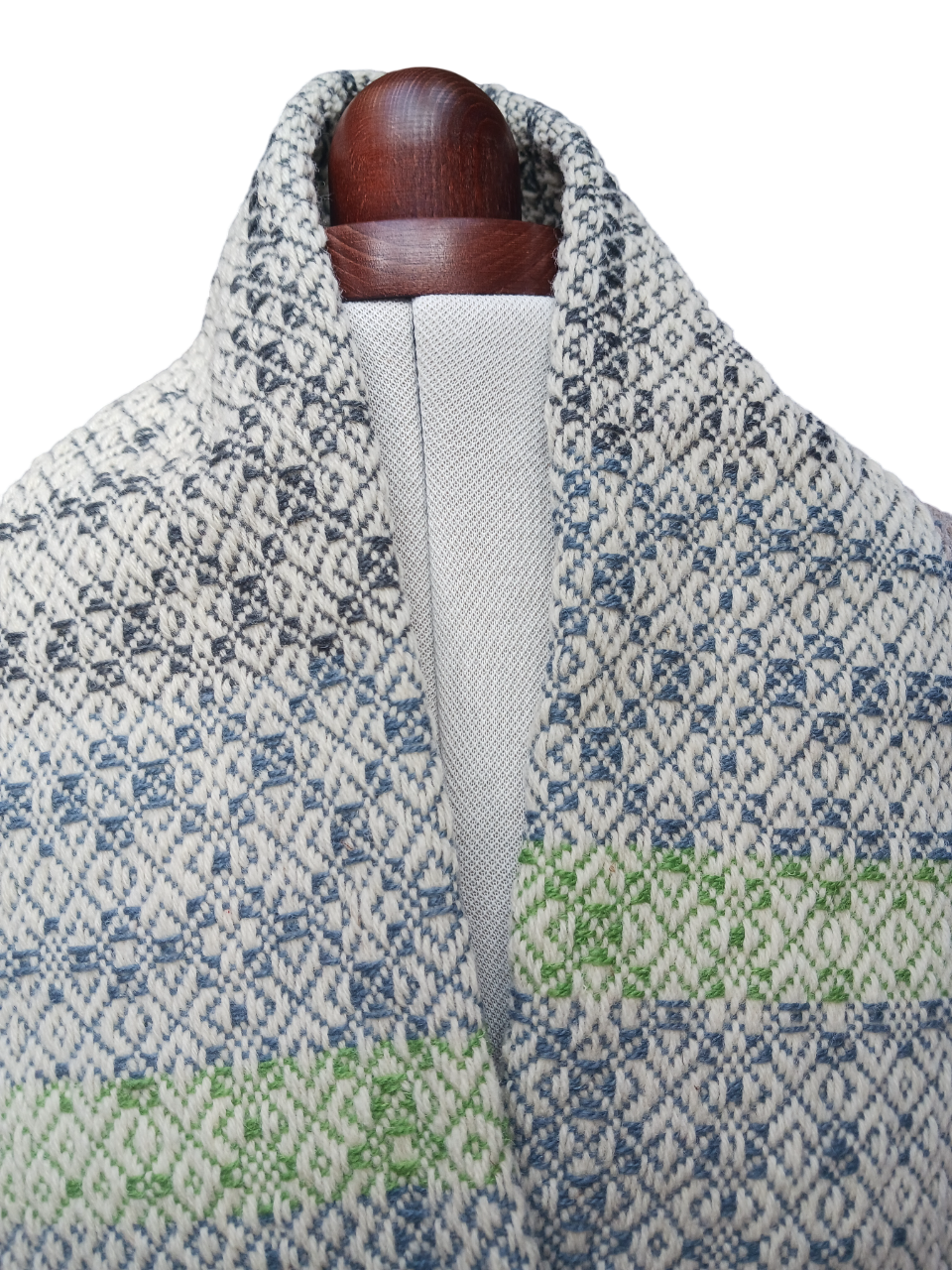 Miniature : Une écharpe tissée à la main en pure laine française, coloris marron, blanc, bleu, vert
