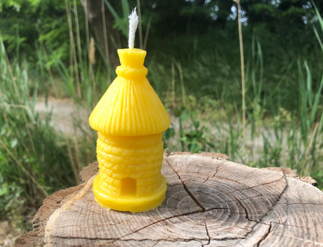 Bougie en cire d'abeille blonde de taille moyenne, en forme de ruche traditionnelle