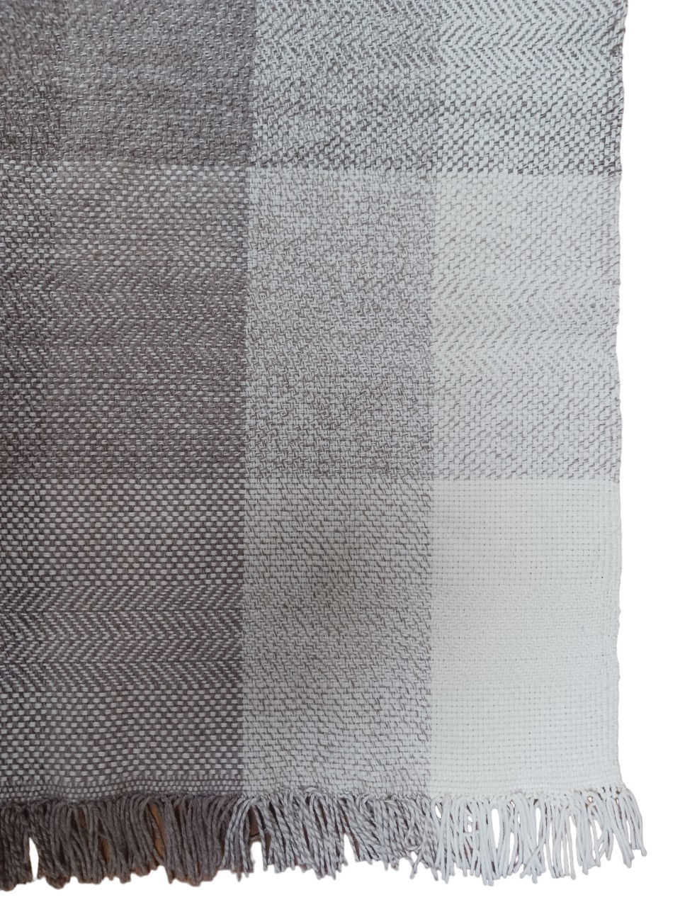 Miniature : Un châle couverture tissé à la main à partir de pure laine française non teinte, les couleurs varient du blanc au gris.
