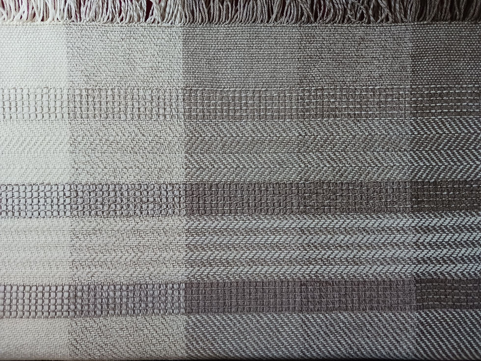Miniature : Une couverture tissée à la main en pure laine française, non teinte, couleurs allant du brun foncé au blanc