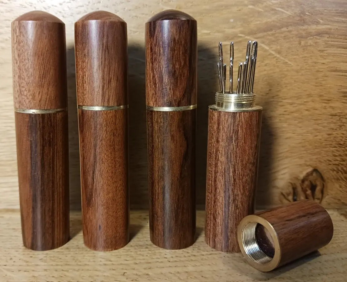 Ensemble d'aiguilles à coudre en bois et en laiton