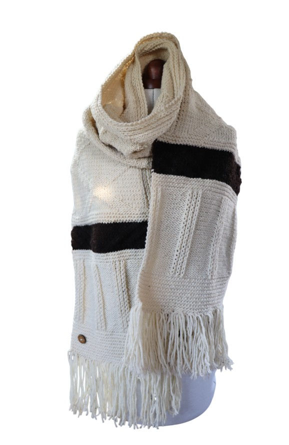 Écharpe en pure laine, non teinte, blanche à rayures marron foncé.