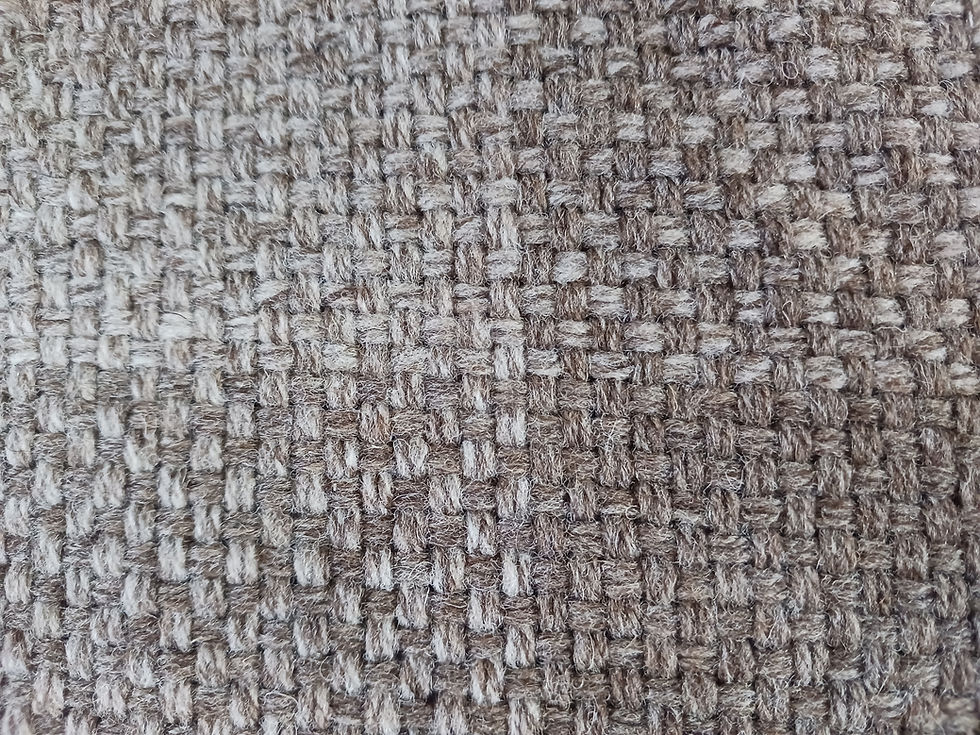 Thumbnail: Un châle couverture tissé à la main à partir de pure laine française non teinte, les couleurs varient du blanc au gris.