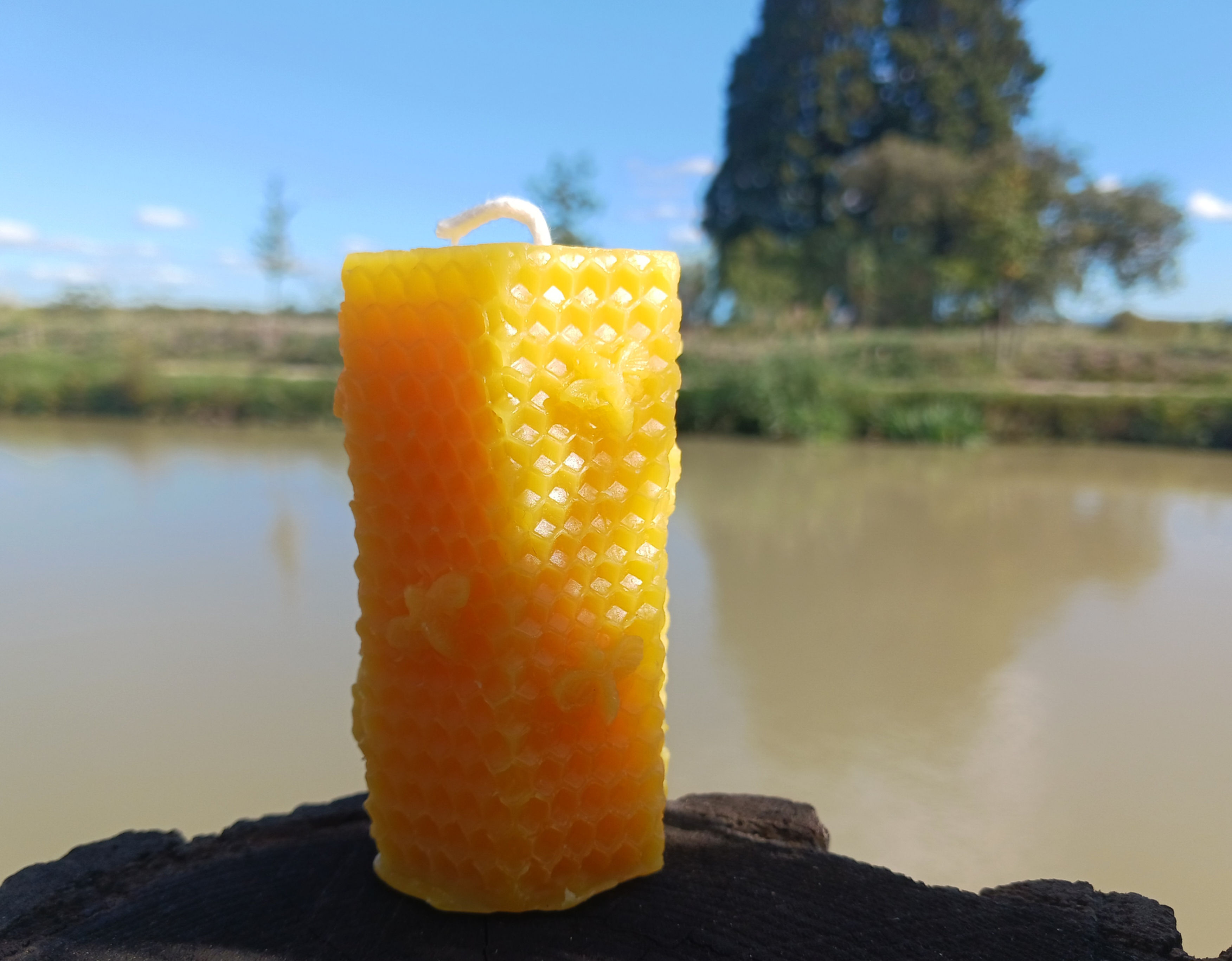 Bougie blonde de taille moyenne en pure cire d'abeille française