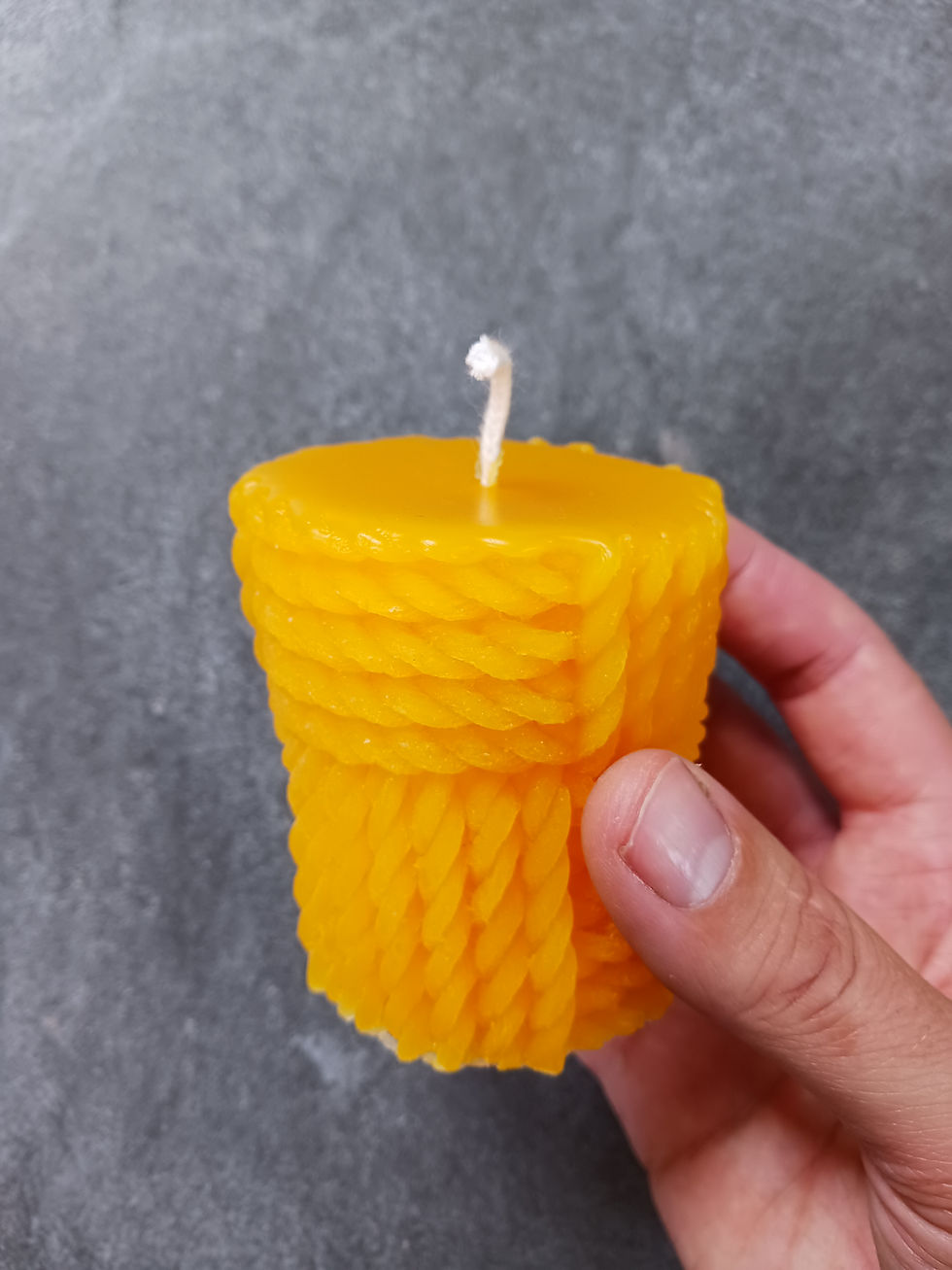 Thumbnail: Une bougie en cire d'abeille, blonde avec un motif de corde à hachures croisées