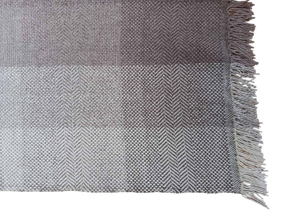 Miniature : Un châle couverture tissé à la main à partir de pure laine française non teinte, les couleurs varient du blanc au gris.