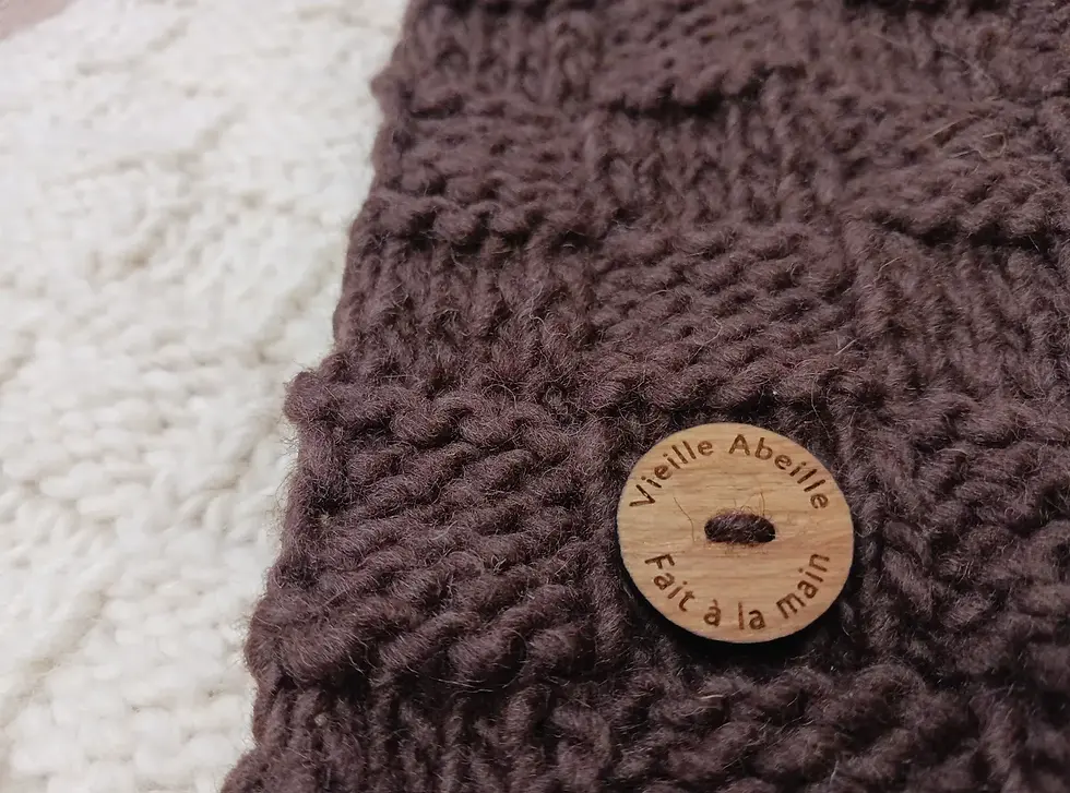 Miniature : Écharpe en laine café et crème avec gros plan sur un bouton en bois