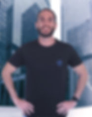 דביר בשן עם חולצת לוגו