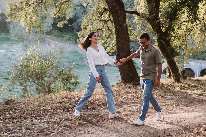 Noivos caminhando durante ensaio de solteiros em Sintra 