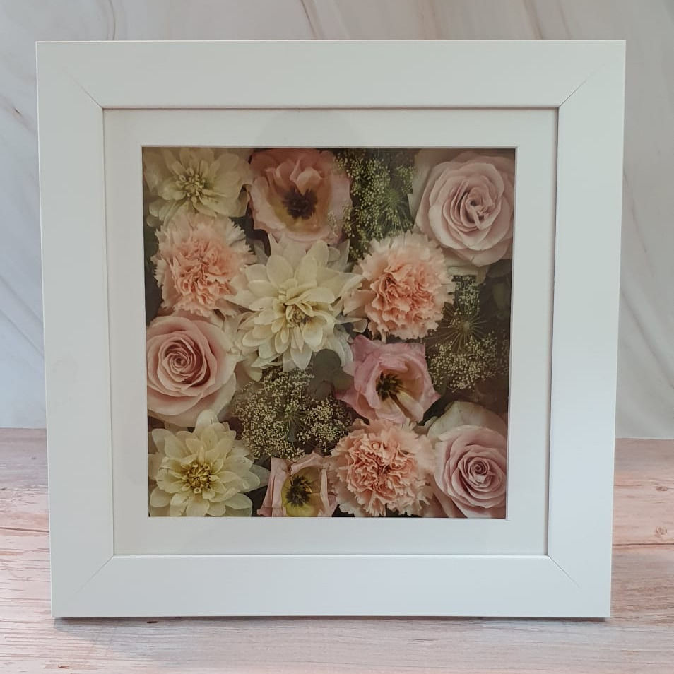 Miniature : cadre façon mur de fleurs pour conserver son bouquet de mariée