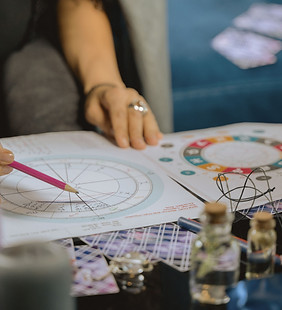 Astrologer-Calculating-Rising-Sign_edite