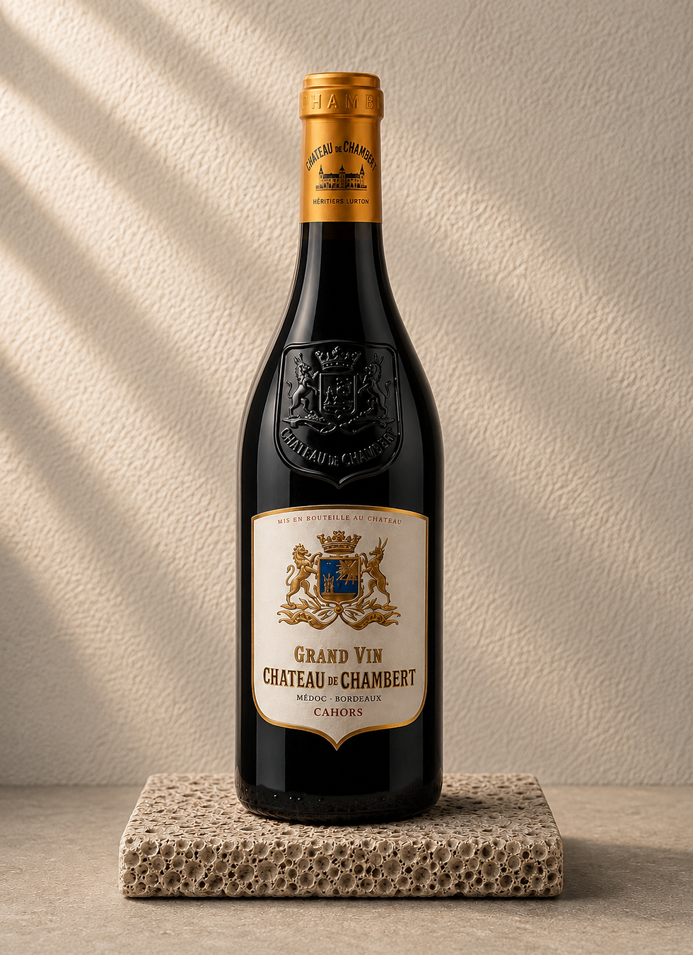Fles biologische Château de Chambert Grand Vin wijn op sokkel.