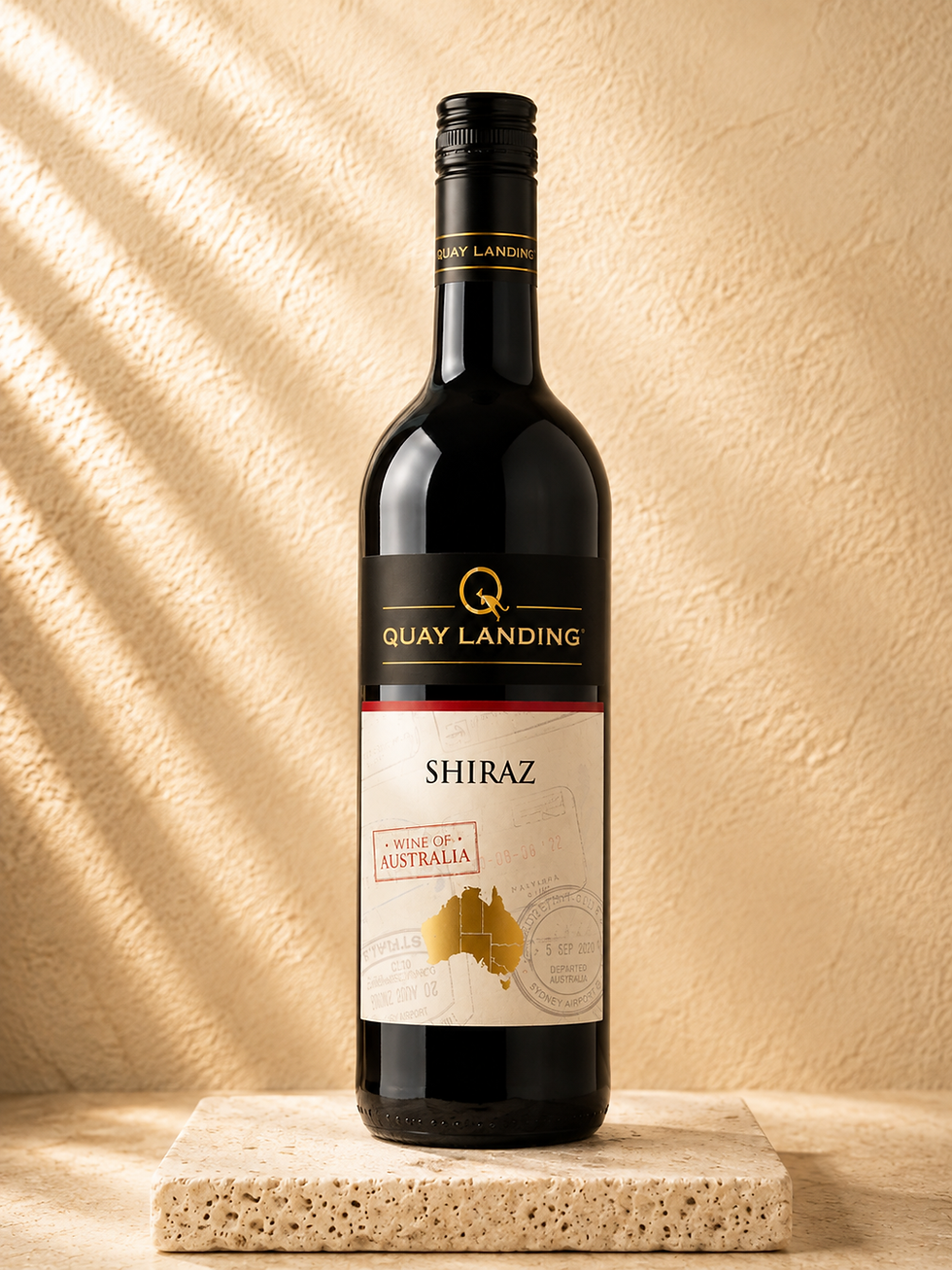 Fles Quay Landing Shiraz uit Australië op een stenen voet