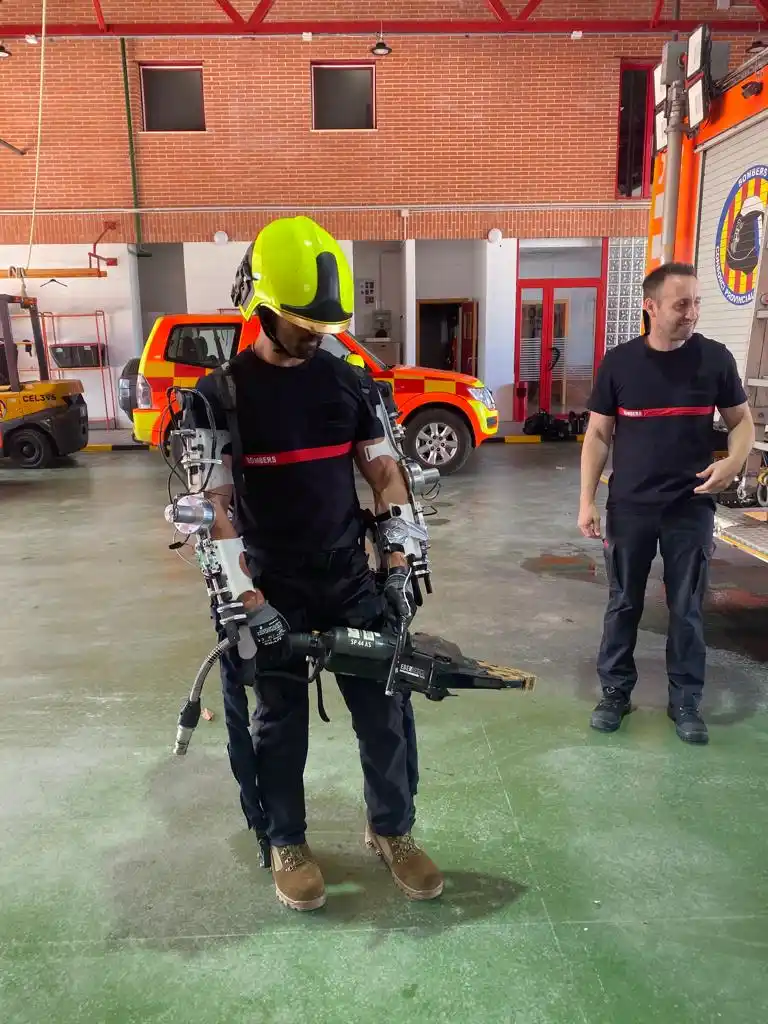 Servicios de rescate de montaña suizos colaborando en la evaluación del exoesqueleto ExoRescue en situaciones reales de emergencia.