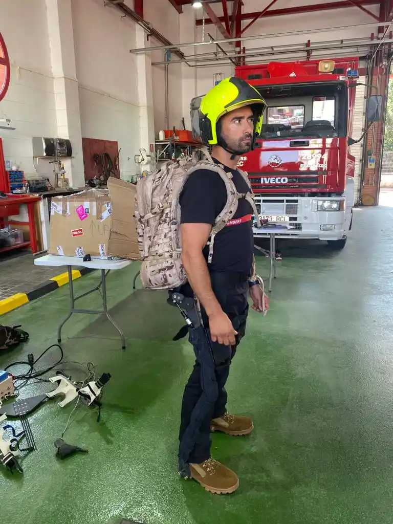 Bomberos del Consorcio Provincial de Valencia probando el exoesqueleto ExoRescue en ejercicios de rescate.