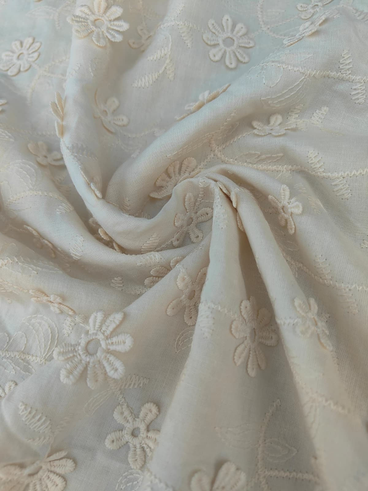 100% katoen broderie - lengte 125 cm breedte 140 cm - klap123j