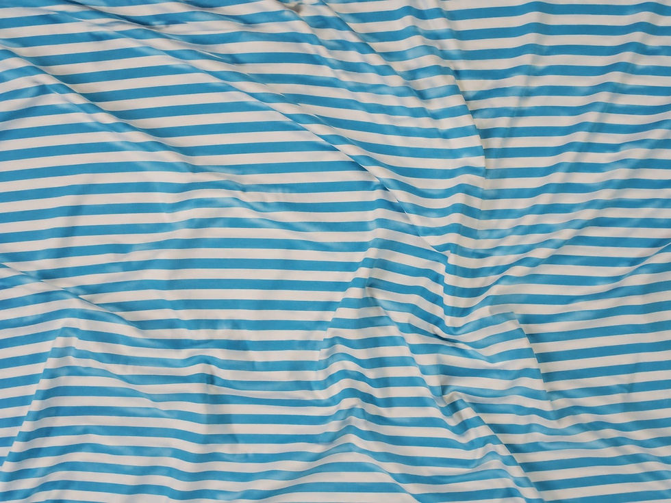 Katoenen tricot stof met lichtblauwe en witte horizontale strepen.