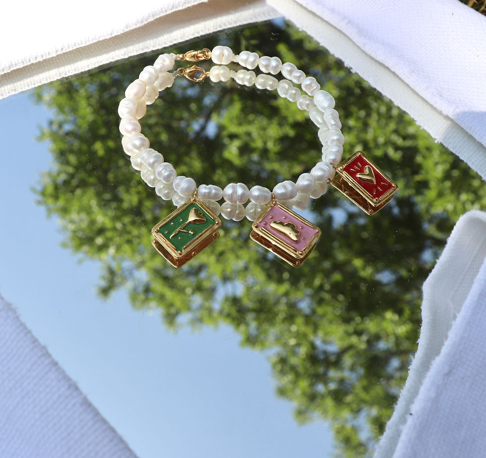 Miniature : Bracelet de perles avec 3 pendentifs cartes en vermeil et émail Marie Pompougnac bijoux