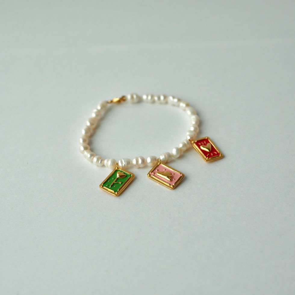 Miniature : Bracelet de perles avec 3 pendentifs cartes en vermeil et émail Marie Pompougnac bijoux