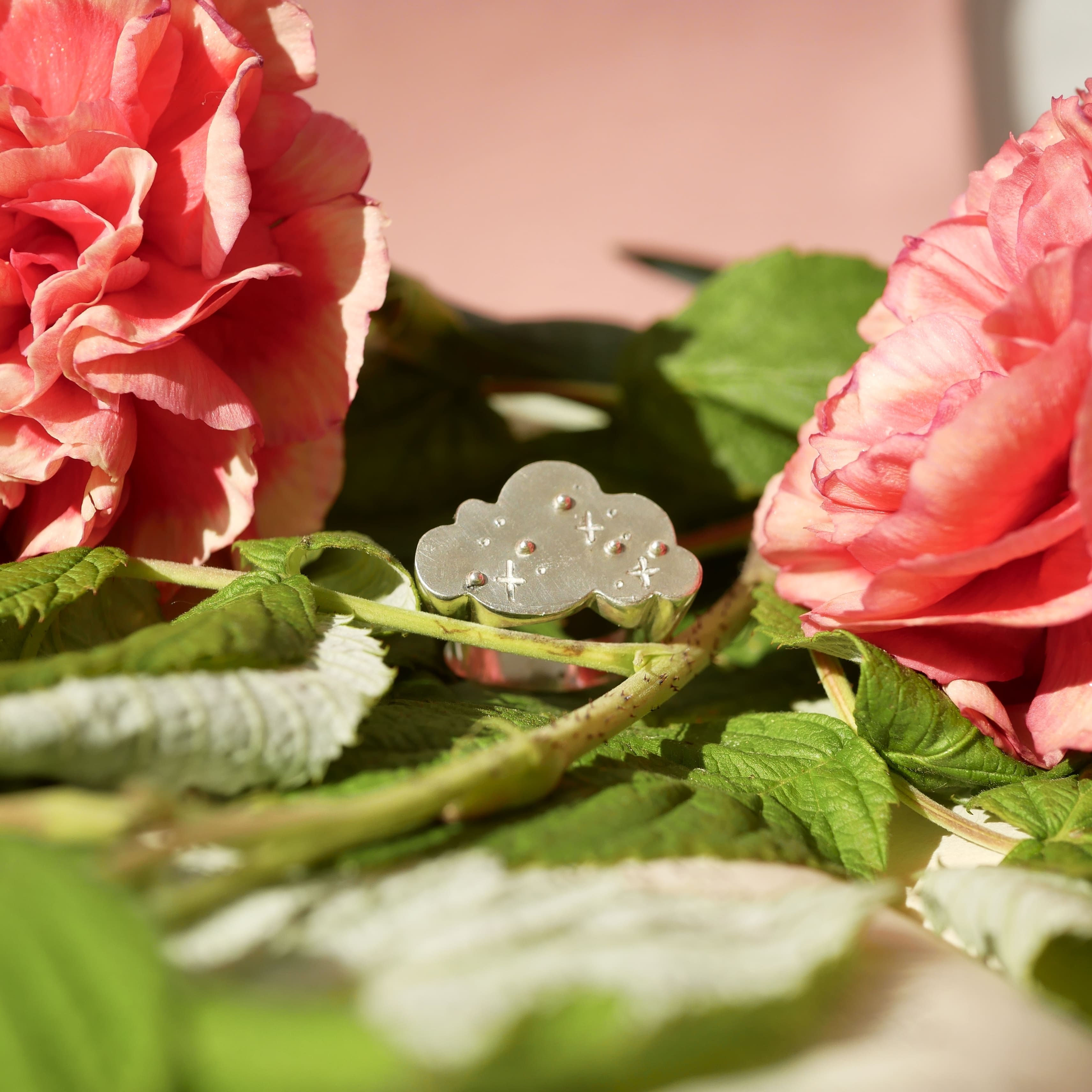 Chevalière argent forme de nuage, gravures étoiles, graphique et poétique, artisanat français, Marie Pompougnac bijoux