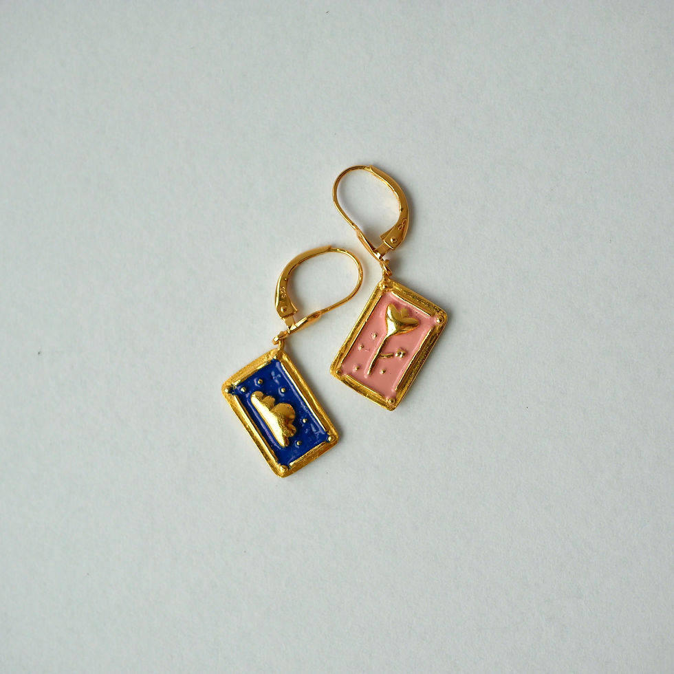 Thumbnail: Boucles d'oreille plaques dorées symboliques vermeil et émail Marie Pompougnac bijoux