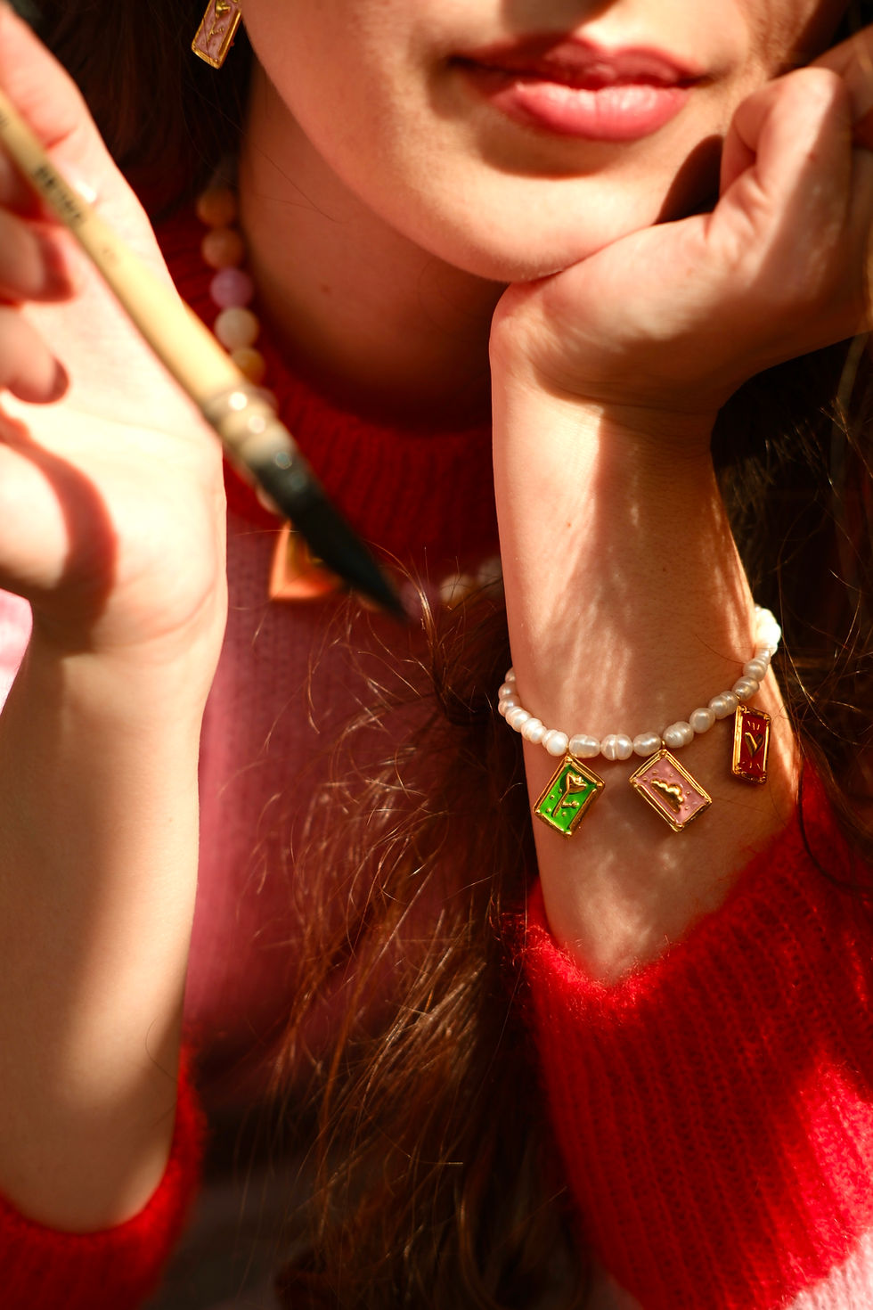 Bracelet de perles avec 3 pendentifs cartes en vermeil et émail Marie Pompougnac bijoux