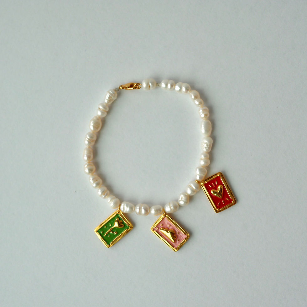 Bracelet perles naturelles d'eau douce et 3 pendentifs en argent et émail, fabriqué à la main en France, Marie Pompougnac