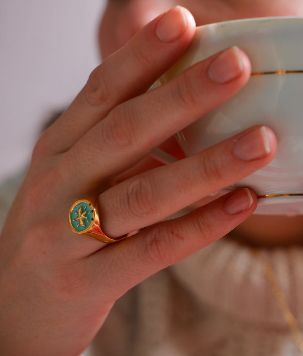 Thumbnail: Chevalière abeille en vermeil doré, émail bleu et saphirs bleus, fabriqué à la main en France, Marie Pompougnac joaillerie