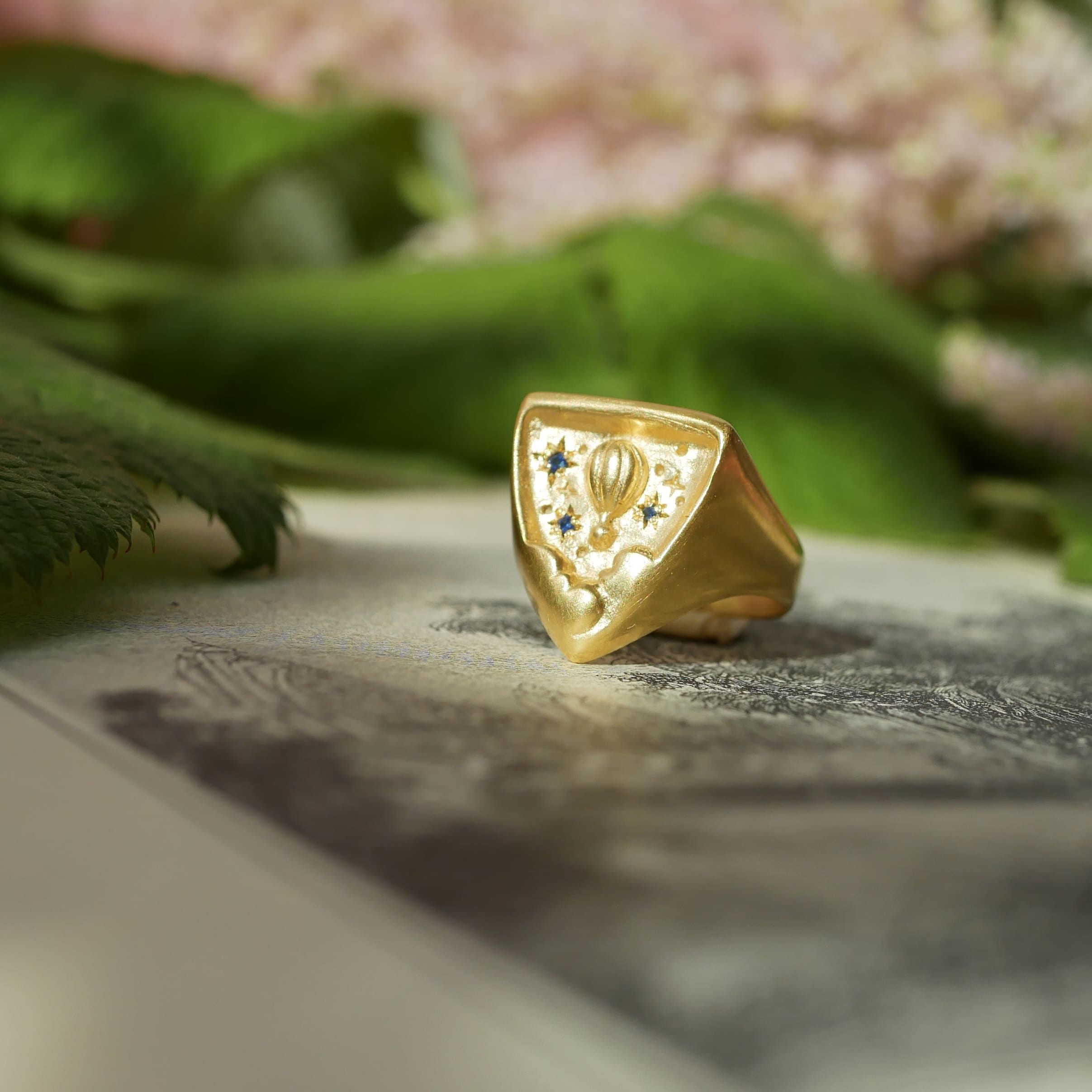 Chevalière montgolfière vermeil et saphirs, fait à la main en france, artisanat Marie Pompougnac joaillerie