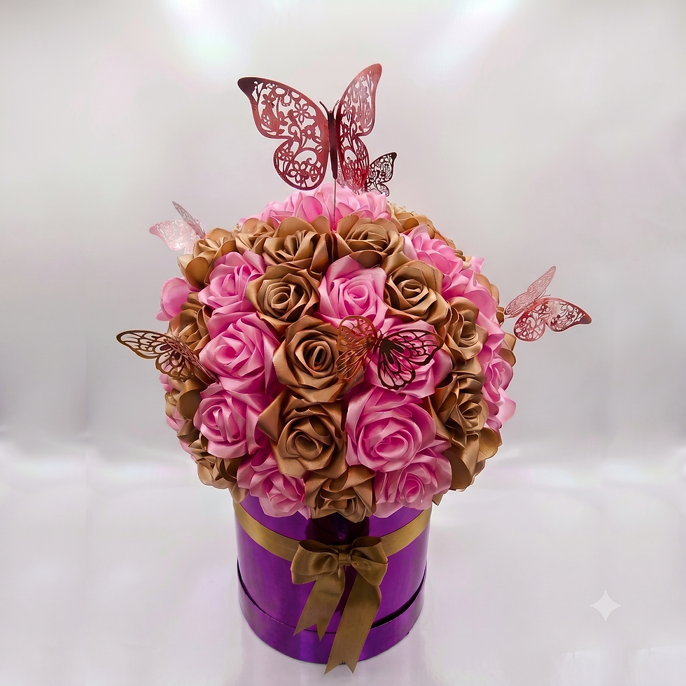 Arreglo de rosas rosadas y doradas con mariposas.