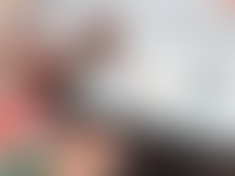 Persona realizando una compra en línea con tarjeta de crédito en una tienda digital, ilustración para artículo legal de Valadés & Co. sobre por qué es un error copiar términos y condiciones de otra tienda en línea.