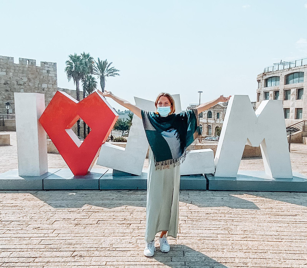 girl, I heart Jerusalem sign, Jerusalem city, girl posing