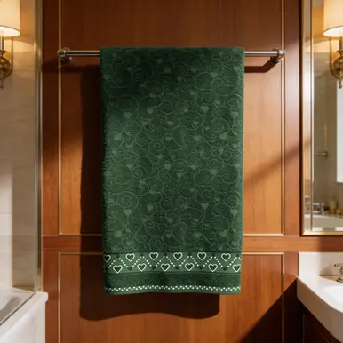 Toalha verde com textura em relevo e barra decorativa pendurada em banheiro sofisticado com painel de madeira.