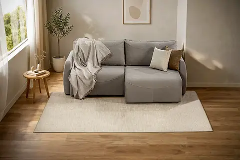 Sala de estar contemporânea com sofá, manta decorativa e almofadas fotografada para catálogo e e-commerce de produtos home decor.
