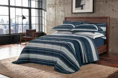 Fotografia comercial de jogo de cama produzida em ambiente decorado para catálogo, e-commerce e campanhas publicitárias da indústria têxtil.