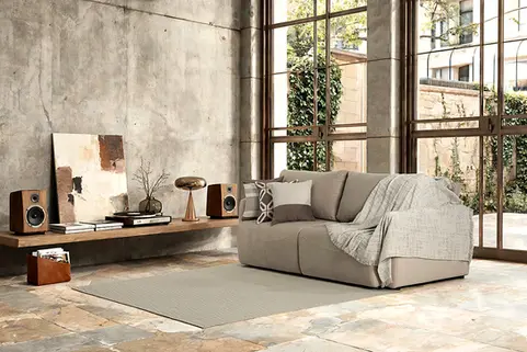 Sala de estar contemporânea com sofá, manta decorativa e ambientação sofisticada fotografada para catálogo e e-commerce de decoração.