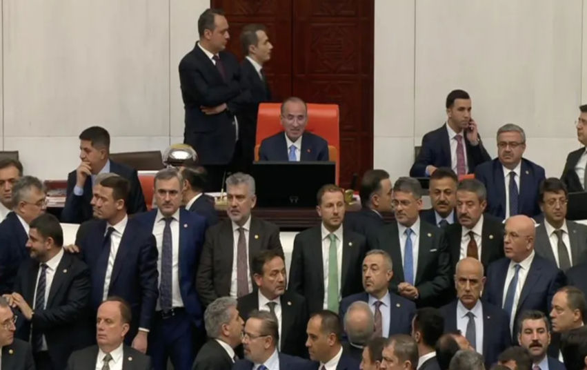 İçişleri ve Adalet Bakanlıklarına atanan Mustafa Çiftçi ve Akın Gürlek’in yemin töreninde kavga çıktı. CHP’liler, Gürlek’in yemin etmesini engellemek isteyince, AKP’liler kürsüyü korumaya aldı.