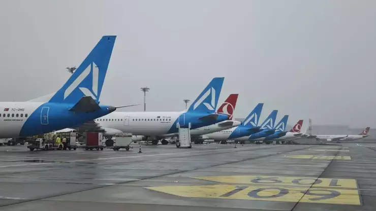 İstanbul’da şiddetli yağış Sabiha Gökçen’de uçuşları aksattı; 42 uçak başka havalimanlarına yönlendirildi, AJet ve Pegasus toplam 127 seferi iptal etti.