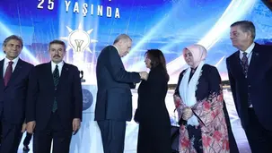 AKP'de Bir İlk: Süryani Belediye Başkanının Rozetini Erdoğan Taktı