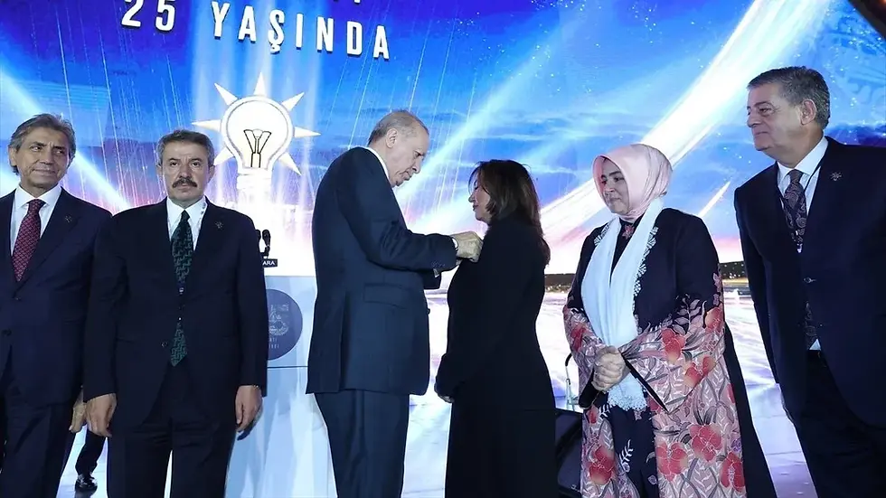 AKP'de Bir İlk: Süryani Belediye Başkanının Rozetini Erdoğan Taktı
