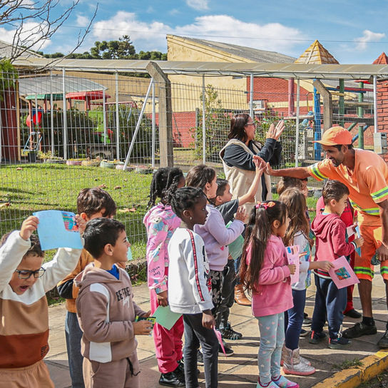 Alunos das Escolas Municipais de Canela realizam homenagem em alusão ao Dia do Gari