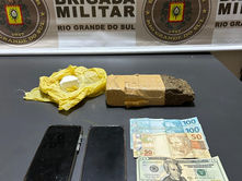 BRIGADA MILITAR APREENDE MAIS DE 6,8 QUILOS DE DROGAS E UMA ARMA EM CANELA