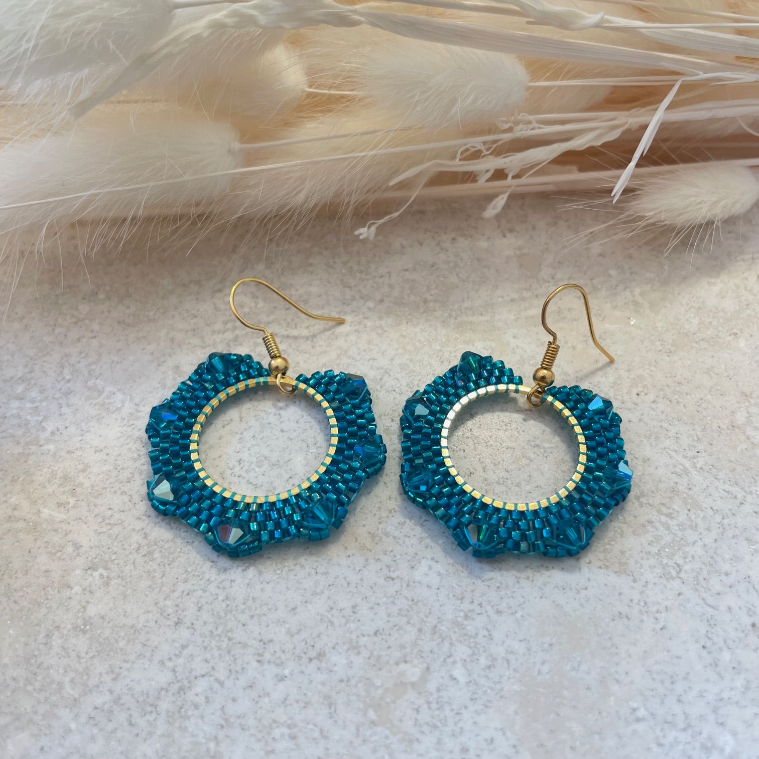 Boucles d’oreilles Miyuki 'Les Dentelles Swarovski', perles turquoises et anneau doré.