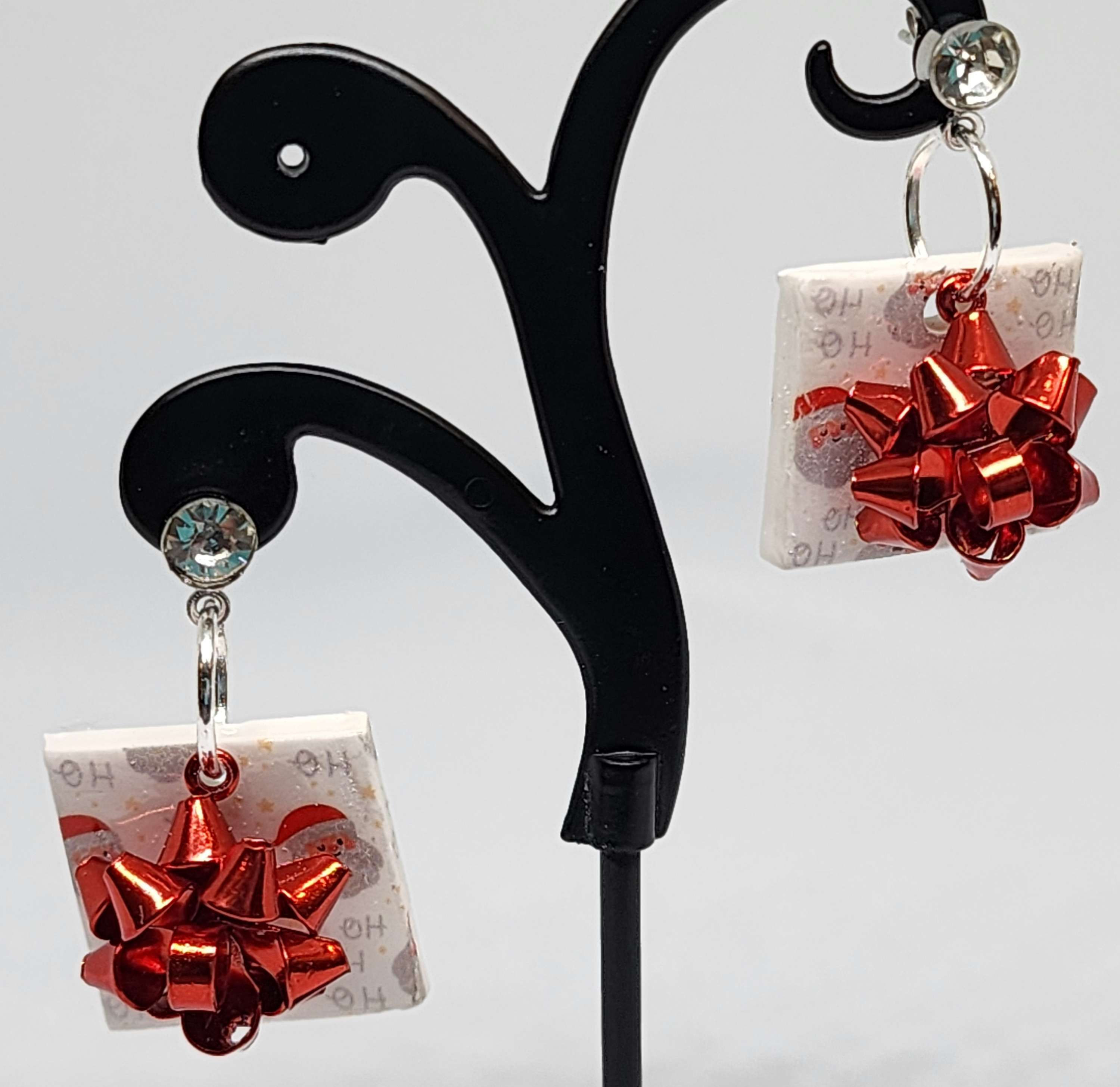 Santa Ho Ho Ho Wrapped Gifts w/ Red Charm Dangle - Small