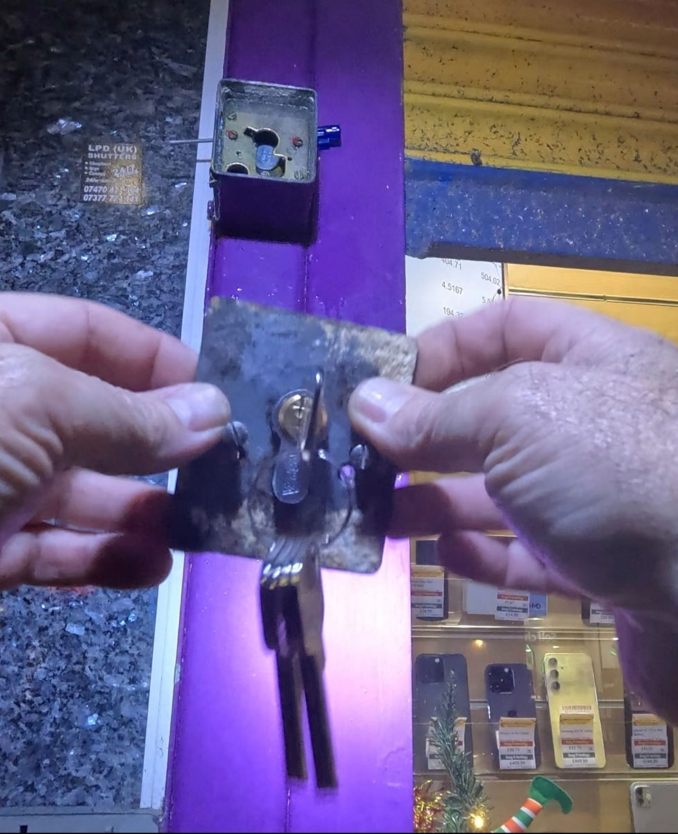 🔐 Emergency Locksmith in Bournemouth: Shop Lock Replacement at 6:30 PM