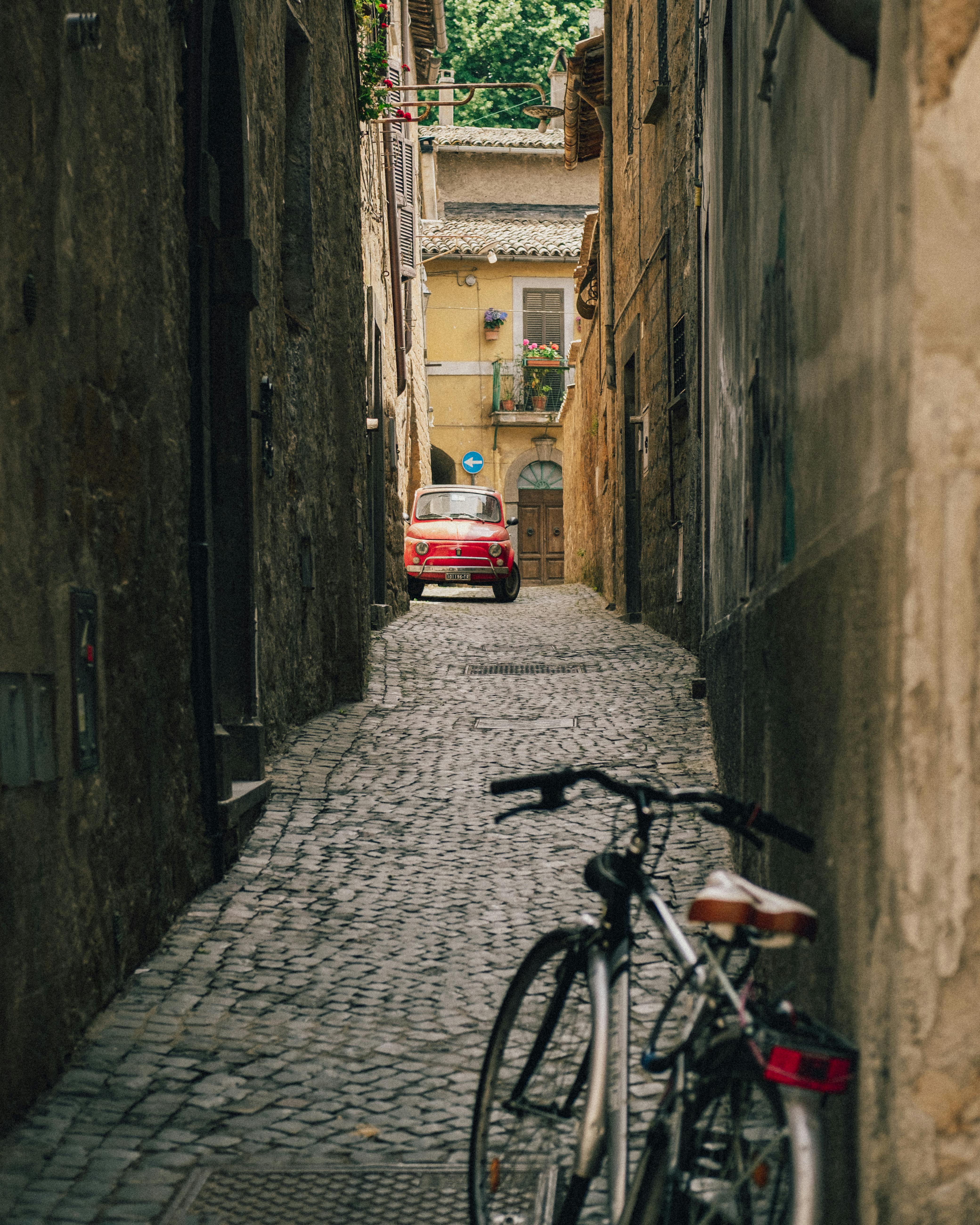 Classic Italian street indicating the Ligure world