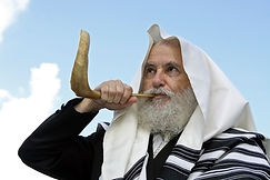 Rabbi-blowing-shofar.jpg