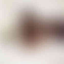 Müde Allergikern mit Hausstaubmilbenallergie wacht morgens mit Symptomen auf