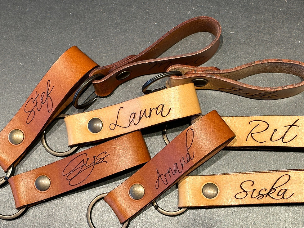 Voor alle leden van het gezin eengepersonaliseerde sleutelhanger, als kerstcadeau. Gegraveerd en gesneden met de laser uit tuigleer